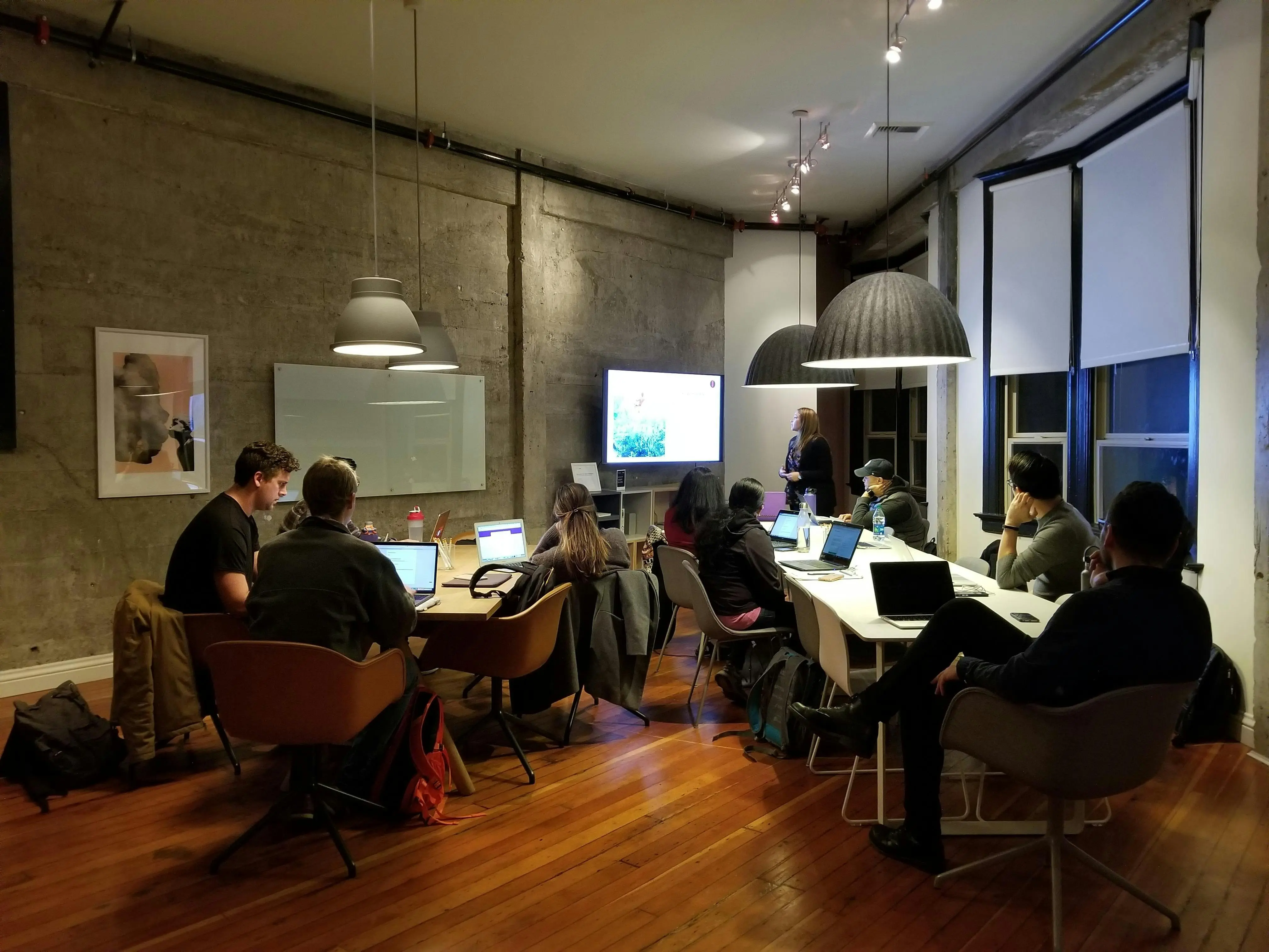 Een werkplek met een project op het scherm